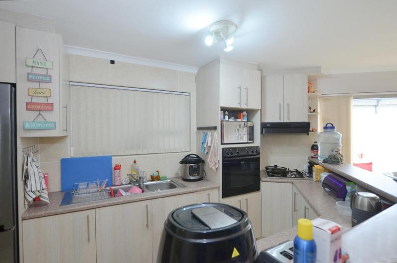 To Let 4 Bedroom Property for Rent in Everglen Western Cape